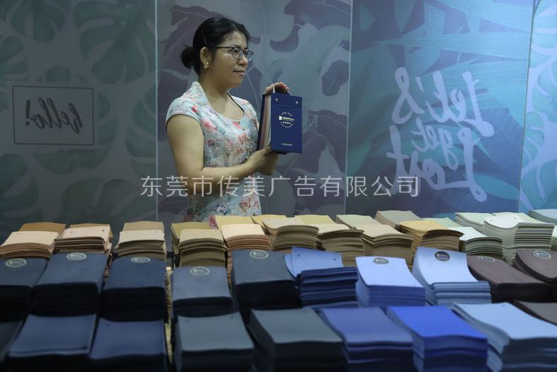 手提色卡冊